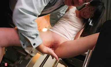 SDAM-111 她對我這個經理很粗魯……我對那個每天早上在女生宿舍倒垃圾、沒穿內褲、沒有胸罩的年輕女人感到惱火，所以我把她拖到了辦公室毫不留情地射中了她。