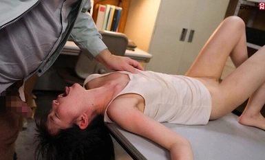 SDAM-111 她對我這個經理很粗魯……我對那個每天早上在女生宿舍倒垃圾、沒穿內褲、沒有胸罩的年輕女人感到惱火，所以我把她拖到了辦公室毫不留情地射中了她。