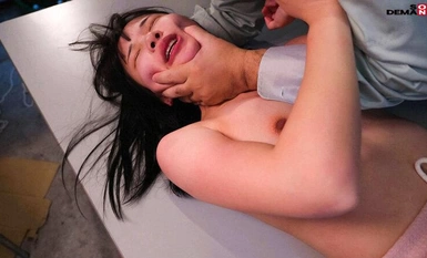 SDAM-111 她對我這個經理很粗魯……我對那個每天早上在女生宿舍倒垃圾、沒穿內褲、沒有胸罩的年輕女人感到惱火，所以我把她拖到了辦公室毫不留情地射中了她。