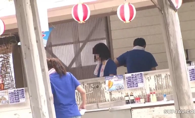 [Mosaic Destruction] AVOP-218 Seorang gadis sambilan yang tersipu-sipu semasa melayan pelanggan poster kerja sambilan musim panas krim pai khas ~ Rumah pantai, kedai luncur air, rumah bot, taman bir ~