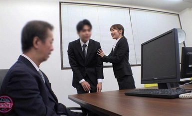 FJIN-017 用色情的屁股骚扰她，低声下气地骚话连篇......她随心所欲地将爱妻上司变成肉棒振动器，对他进行剥削！办公室新手 Sarina Momonaga