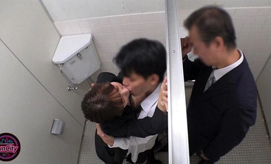 FJIN-017 用色情的屁股骚扰她，低声下气地骚话连篇......她随心所欲地将爱妻上司变成肉棒振动器，对他进行剥削！办公室新手 Sarina Momonaga