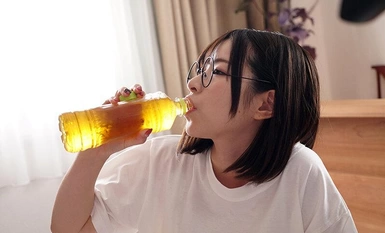 DVEH-026 Dia comel dan mempunyai gred yang cemerlang, tetapi di sebalik tabir, dia seorang J○ yang melulu, dan rakan dan tutor zaman kanak-kanaknya ialah "duo kondensor" yang menggunakan afrodisiak untuk mengatasinya! Tekanan dagu yang lengkap d