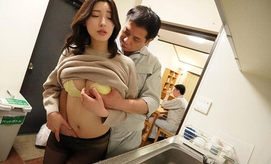 [马赛克破坏]NKKD-292大鸡巴彻底沦陷的NTR非常漂亮的贞洁妻子被汗流浃背的承包商的大鸡巴弄得尴尬的阴部水管工作