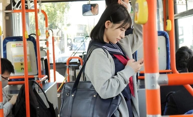 MULA-025 Pada suatu hari, seorang gadis cantik yang tidak bersalah telah ketagih seks di khalayak ramai selepas dicabul... Dia berasa seronok daripada keseronokan dilihat, jadi dia mula merekrut pasangan di papan kenyataan. Mei Miyajima