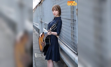 [马赛克破坏] MGOLD-020 街头音乐人女孩很可爱，奶子也大，我就把她抱起来，跟着她回家，她就直接开始了她的 AV 首秀！琉璃