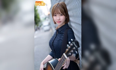 [马赛克破坏] MGOLD-020 街头音乐人女孩很可爱，奶子也大，我就把她抱起来，跟着她回家，她就直接开始了她的 AV 首秀！琉璃