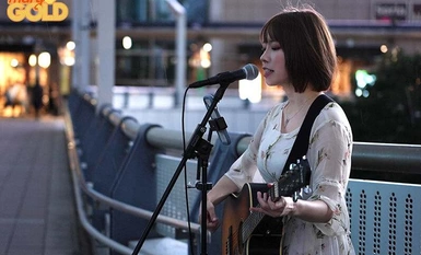 [马赛克破坏] MGOLD-020 街头音乐人女孩很可爱，奶子也大，我就把她抱起来，跟着她回家，她就直接开始了她的 AV 首秀！琉璃