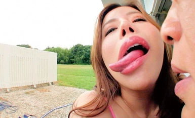 KATU-125 爆乳でか尻見せつけ誘惑してくる セレブな貪欲アニマル露出狂痴女！