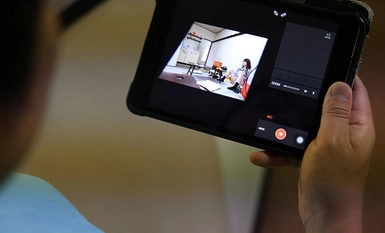 DANDY-912 照顧我的貼心媽媽朋友，住在廉價公寓的單親父親，被隔壁夫婦的呻吟聲所啟發...