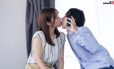 SDNM-440 Khi tôi nhìn thấy một dương vật trong bệnh viện, tôi muốn hồi sinh nó trong tư thế nữ cao bồi. Một bà mẹ y tá nói tiếng Kansai Serina Nishino, 27 tuổi Đến Tokyo từ Osaka với lý do là đi làm. Chuyện qua đêm đầu tiên tán tỉnh chồng suốt ngày. Bà mẹ một con nói tiếng Kansai muốn bị bắt nạt nhẹ nhàng trong tư thế cao bồi trước phản ứng khó tin của một người đàn ông khổ dâm.