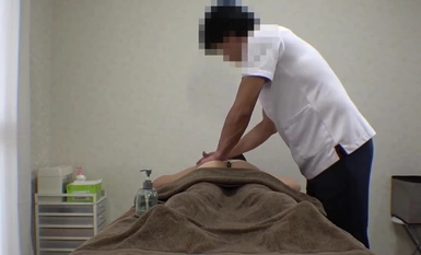 FC2-PPV-4340178 *Separuh harga sehingga 22/3* [Tiada/Bonus Mufufu tersedia] Seorang gadis yang anggun, kemas dan berpayudara kecil secara beransur-ansur menyalakan badannya dengan bantuan seorang tukang urut erotik, dan menghisap batang seolah-olah dia se