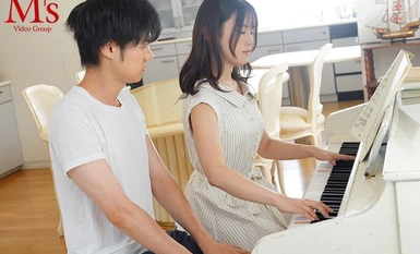 MVSD-594 Nakabalot sa magiliw na ngiti ng piano lady at malambot na mga daliri... SEX lecture private lesson na magpapaginhawa sa iyong titi habang ginagabayan ka niya sa bulalas na may mabagal at mabagal na handjobs at malikot na paggalaw ng balakang Shi