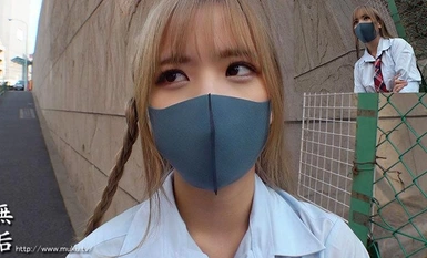 MUCD-298 Seorang gadis yang sangat lancang yang memandang rendah orang dewasa dan manja Saya menggunakan batangnya untuk membuat dia memahami dengan teliti.