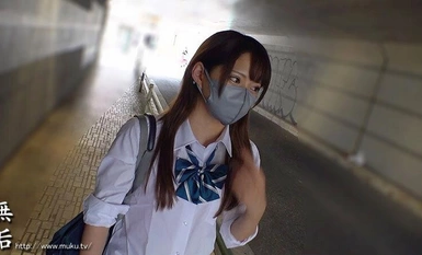 MUCD-298 Seorang gadis yang sangat lancang yang memandang rendah orang dewasa dan manja Saya menggunakan batangnya untuk membuat dia memahami dengan teliti.