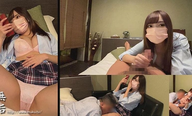 MUCD-298 Seorang gadis yang sangat lancang yang memandang rendah orang dewasa dan manja Saya menggunakan batangnya untuk membuat dia memahami dengan teliti.