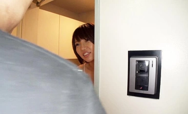 COM-373 夫が寝ている近くで他人汁を味わう人妻