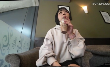 FC2-PPV-4335184 [Mo Mu]带着一个长得像丑八怪长泽麻美的孩子的妻子，在光天化日之下给人奇怪的色情、匆忙的手淫，送五岁的狗崽子去幼儿园，并向她的奸夫张开双腿。