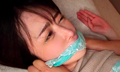 BONY-089 Một người phụ nữ xinh đẹp sống một mình bị một nhóm tội phạm tàn bạo nhắm đến và bị bôi kem trong nhà Honoka Tsujii