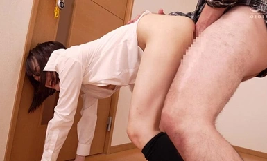 KING-232 放學回家路上無辜的J〇在處女身上笨拙地搖晃臀部，嘗試「油間性交」！當我將龜頭尖端插入她濕漉漉的裂縫時，她說「(/ω\)我不喜歡它」並允許我射在她體內！ ？ ～媽媽版～