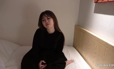 FC2-PPV-4328226 *數量有限930pt* [奇聞趣事/中出] 我和我家附近的一個可愛的已婚女人進行了角色扮演，她非常興奮，心情很好，她的漂亮屁股很突出，她變得色情和可愛