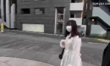 FC2-PPV-4328059 Terdedah sepenuhnya! Seorang pelajar kolej wanita berusia 18 tahun kini bekerja di kafe pembantu rumah yang sangat terkenal! ! Seks luar rumah pertama, di tepi jalan di mana pejalan kaki datang dan pergi sejauh 1m, dan dia merangkap berter