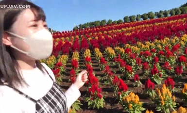 FC2-PPV-4322749 第一枪，面对面！限量至明天！她是一名大学生，拥有无可挑剔的梦幻挎包和天然 G 型罩杯！她拥有美丽的白桃臀身材，整洁的脸庞和疯狂丰满的大奶子，夹在她露天的拨浪鼓之间，喷涌而出，追逐着她！