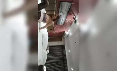 【老渣帶你去尋花】，大波浪，風騷小少婦，黑絲高跟淫娃，掰開雙腿暴力抽插騷穴，一晚兩砲實力探