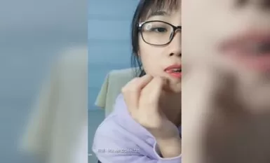 沒有人來安慰，大眼萌妹只能一個人自慰