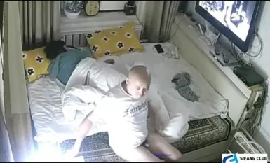 [Siri Permintaan Video] Anak perempuan botak itu pulang ke rumahnya untuk bersama suaminya, jadi dia tidak mempunyai pilihan selain meniduri kemaluan tuanya.