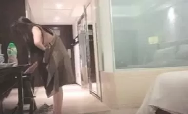 网约性感风衣外围女干过会所全套服务，抹上精油大白美乳背后摩擦，磨屁股深喉口交大屌，骑乘后入抽插猛操