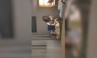 绿帽约良家妹子密码房，白T长相甜美小姐姐，聊聊天调调情再开操，抬腿抽插抱着猛操呻吟