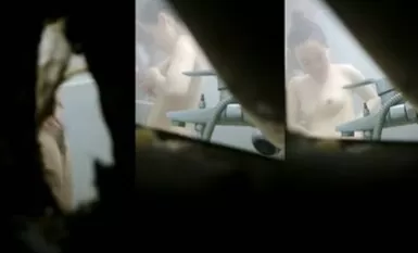 เมื่อมองผ่านรอยแตกในห้องอาบน้ำที่เรียบง่ายของโรงงาน หญิงสาวสวยกำลังอาบน้ำ มีผิวที่มีกลิ่นหอม หน้าอกที่สวย และหีนุ่มที่มีผมยาวแต่หนา