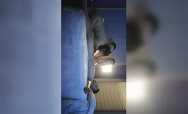 Pada pukul empat pagi, [Wiveswap and Visit Flowers], janji temu 4P dengan pasangan yang baik di hotel, dua dewi yang menawan dan cantik, berselang seli dan mengerang satu demi satu