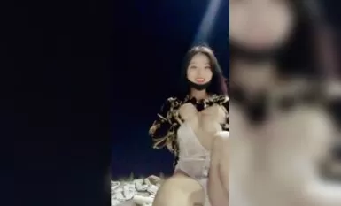 渣女來襲深夜跟大哥激情戶外車震，全程露臉口交大雞巴車內主動上位抽插，草了騷逼乾菊花內射