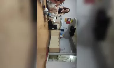 ผู้สนับสนุนวงที่มีชื่อเสียงมักจะนัดหมายกับผู้หญิงที่ดีที่มีขาเรียวและเรียวขาที่สวยงามในห้องรหัสผ่าน เธอวางขาของเธอบนไหล่ของเธอและทุบตีอย่างหนัก