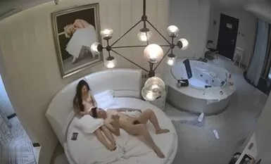 360監視器破解小夥迫不及待的趴掉極品身材女友的牛仔褲先打一炮再說