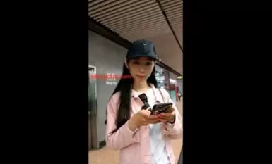 猥瑣攝影師帶小嫩模去香港拍寫真找機會下藥迷翻帶回飯店各種姿勢啪啪啪