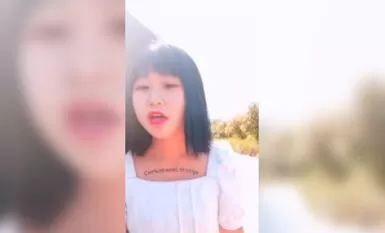 Saudara perempuan menunjukkan muka mereka di luar rumah dan mereka masih sangat muda.