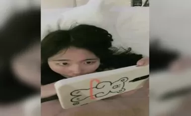 Cô gái gợi cảm với mái tóc đuôi ngựa đôi và những cái lỗ màu hồng được đụ một cách khó khăn. Cô gái mặc trang phục JK đang quan hệ tình dục với người bạn tình của mình. Cô ấy nâng mông lên và dùng ngón tay đút thật mạnh vào hậu môn.