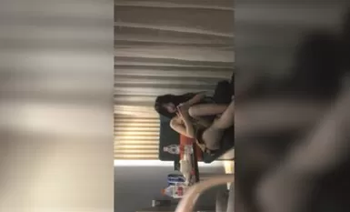 綠帽白嫖良家豹紋小姐姐，短裙黑色網襪，喝喝酒玩遊戲，舔屌口交活很不錯，撕襠猛操叫的好騷