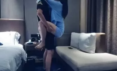 ความงามระดับไฮเอนด์ที่มีขาเรียวยาว 168 ซม. เธอชอบที่คุณสวมรองเท้าส้นสูง เธอยกกระโปรงที่คลุมก้นขึ้นเพื่อดูดหน้าอกและลูบตูดของเธอ จากด้านหลัง.