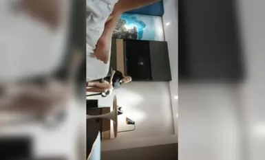 可愛い代理店の女の子を口説いている大物、ホテルの一室で笑って冗談を言い合っている大物、そして大物に好意を持たれたと思い込んでいる淫乱でムラムラした女の子。