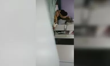 สาว KTV ชั้นนำกลับมาที่ Dabao Flower Search Club เธอจีบหีของเธอในชุดนอนสายเอี๊ยมเธอเลียหีของเธอในตำแหน่ง 69 เธอยกตูดใหญ่ของเธอและสัมผัสตัวเองในขณะที่เลียกระเจี๊ยวของเธอ