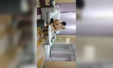 หญิงสาวที่มีศีรษะเป็นรูปลูกบอลมีผิวขาวและสวยงาม ดอกทองป่าดำมักจะใกล้ชิดและถึงจุดสุดยอดด้วยการแสดงออกถึงความปีติยินดี