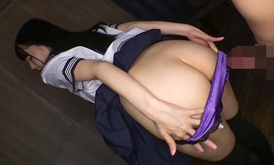 LUKE-033 見つめて囁き密着誘惑 あざと可愛すぎる誘惑しまくりドスケベ小悪魔痴女子校生 紺野みいな