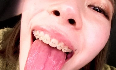 EVIS-517 [语言淫荡的女人] 主观舌吻，吐唾液手交。