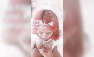 [Langit berbintang hilang] Si cantik dalam skirt merah jambu menggunakan kondom berbentuk khas untuk memasukkan tali anjing dan melatih teman wanitanya menidurinya dari belakang, yang membuatkan dia berasa sangat seksi