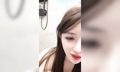 เธอมีรูปร่างหน้าตาเหมือนเทพเจ้า และเมื่อเธอยิ้ม เธอดูเหมือนหยางมี่ [Mian Mian Bear] จริงๆ ทะลุหีเธออย่างบ้าคลั่ง น้ำสีขาวไหลออกมา และฉี่รดจุดในห้องน้ำ (2)