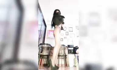 推特女神福利姬【00后大队长】未流出土豪私拍视图合集，情趣制服紫薇销魂可撸精尽人亡的节奏（5）